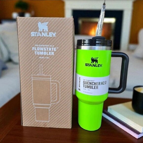STANLEY THE FLOWSTATE QUENCHER H2.0 TUMBLER 40OZ- NEON GREEN NEW - Picture 1 of 4